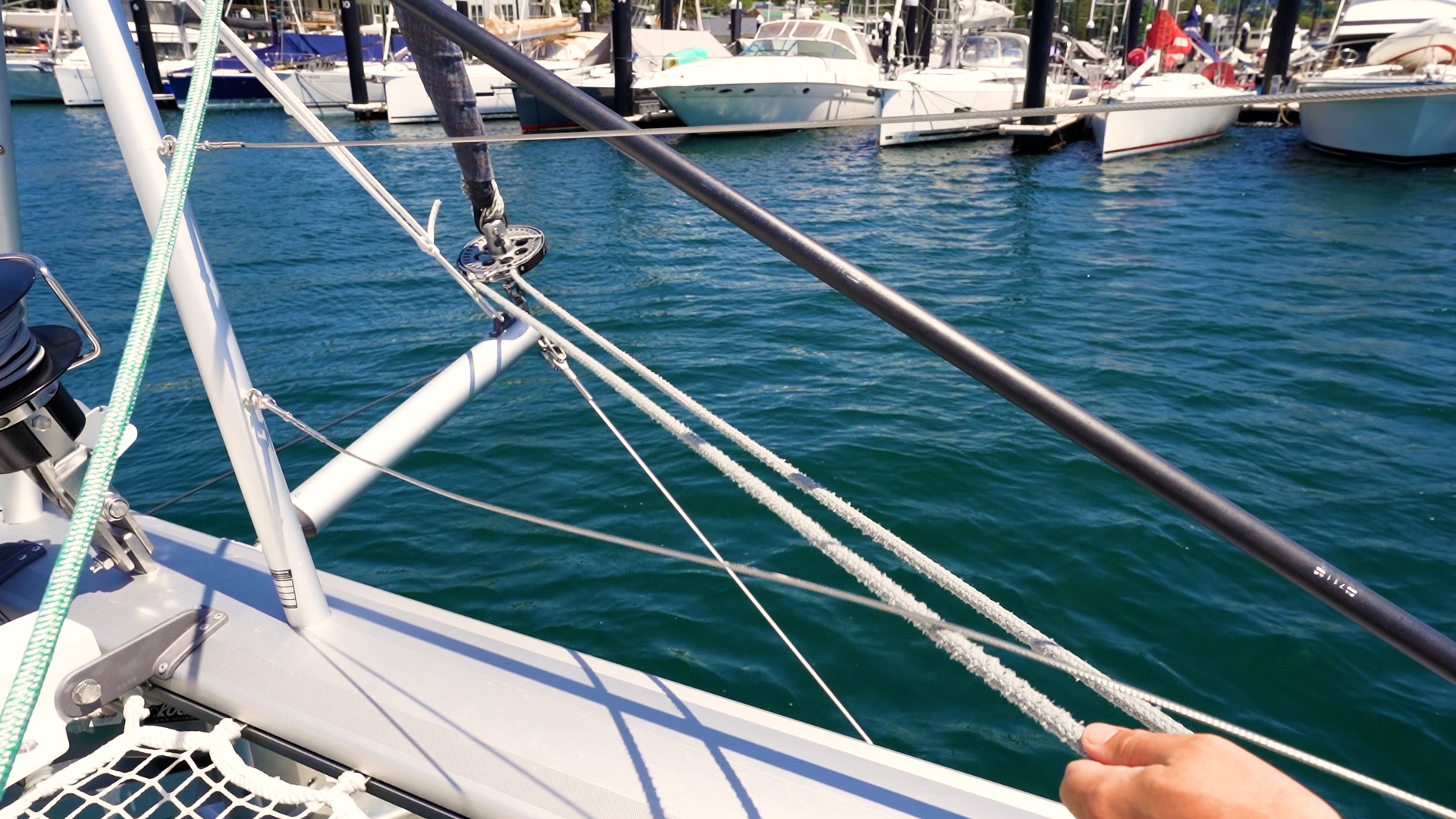 TMG_project.00_05_57_24.Still007 Lagoon Catamaran How to use the electric winch