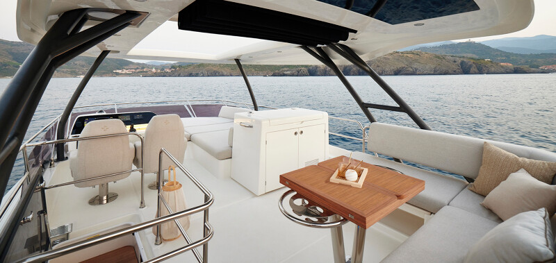 PRESTIGE F5.7 flybridge PRESTIGE F5.7 flybridge